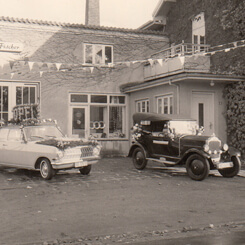 Werkstatt und Tankstelle, erstes Auto wird geliefert (Adler Triumph)